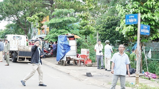 Tá hỏa phát hiện thi thể người phụ nữ bán bánh mì bị cháy ven đường