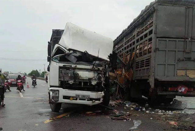 Quảng Trị: 2 xe tải đâm nhau, 4 người nhập viện cấp cứu