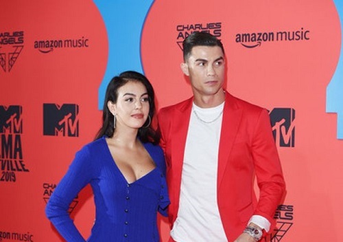 Cristiano Ronaldo bảnh bao tháp tùng bạn gái lên thảm đỏ MTV EMAs 2019