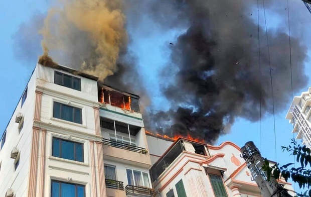 Chung cư mini trên đường Trung Kính cháy ngùn ngụt, cả phố hoảng loạn