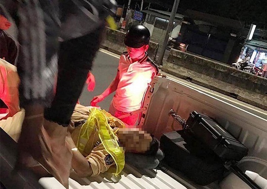 Đang kiểm tra ô tô vi phạm, thiếu tá công an bị xe máy tông trúng