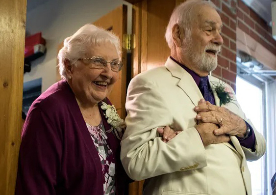 Không cam lòng vì bị 'tình đầu' đá hồi trẻ, cụ ông 80 tuổi lái xe 800 km đi nối lại