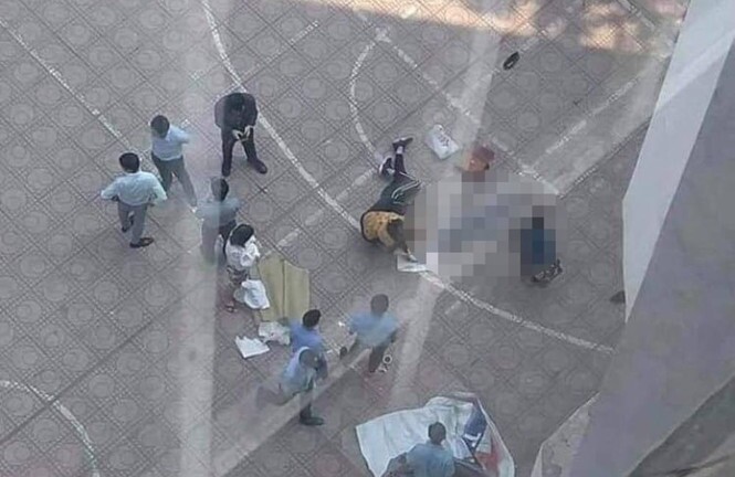 Nam sinh ĐH Kiến trúc la hét inh ỏi, nhảy từ tầng 13 rơi trúng người đi bộ dưới sân