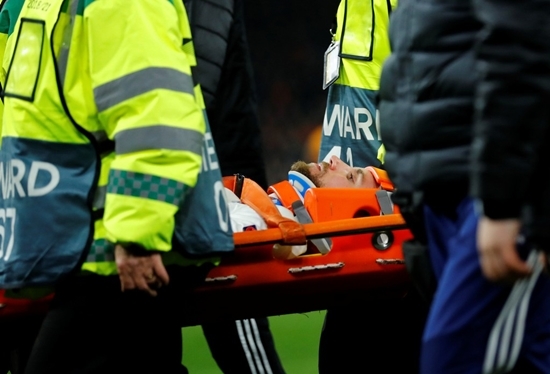 Tiền vệ lui về phòng ngự bị sao Premier League sút trúng đầu bất tỉnh