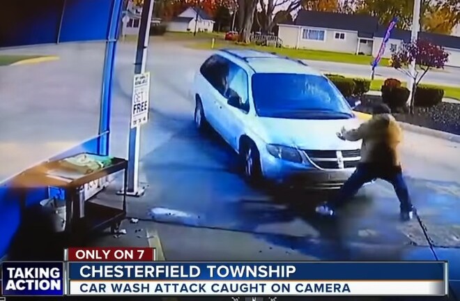 Video: Thanh niên lái ô tô tông thẳng vào tình địch vì ghen tuông