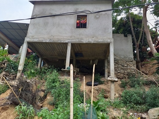 Cận cảnh những người sống chênh vênh “giỡn mặt tử thần” mùa mưa lũ