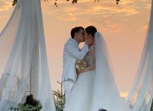 Ông Cao Thắng và Đông Nhi trao nhẫn cưới, khoá môi nồng cháy trước 500 khách mời