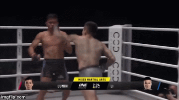 Video: Cựu vương Trung Quốc tung cú đấm móc hàm uy lực “tiễn” đối thủ lên cáng