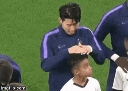 Cộng đồng mạng “bất hòa” sau cử chỉ đẹp của Son Heung-min