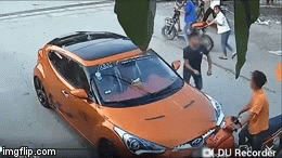 Video: Va chạm giao thông, tài xế ô tô đấm tới tấp nam thanh niên