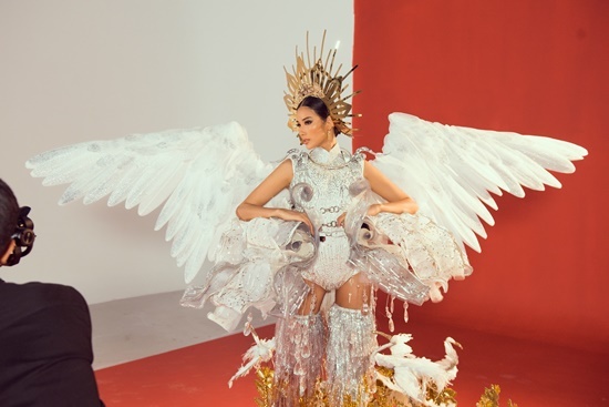 Hoàng Thùy biến hóa đa dạng trong trang phục dân tộc trước thềm tham dự Miss Universe 2019