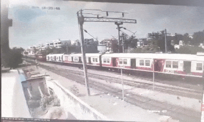 Kinh hãi chứng kiến cảnh hai đoàn tàu đâm thẳng nhau