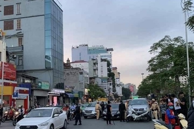 Tin tức tai nạn giao thông mới nhất hôm nay 14/11/2019: Tài xế ô tô cố thủ trên xe sau khi gây tai nạn