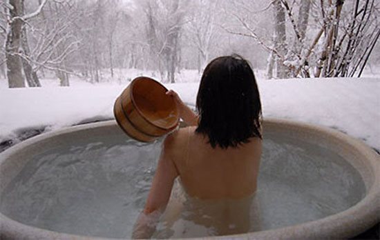 Không muốn bị đột quỵ khi đi tắm mùa đông, cần chú ý những gì?