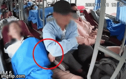Video: Lợi dụng nạn nhân ngủ say, người đàn ông thò tay vào túi quần móc tiền
