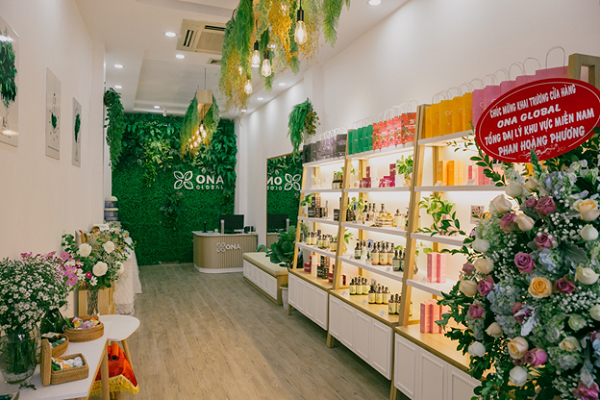 Ngày đầu khai trương showroom ONA Global, tắc đường tại 18 Đội Cấn vì quá đông