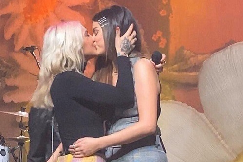 Khóa môi nồng cháy trên sân khấu, Selena Gomez đang hẹn hò cùng bạn thân đồng giới?