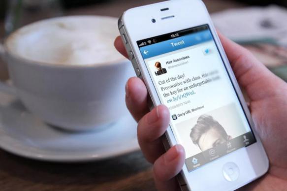 Chơi điện thoại trong bóng tối, một người Trung Quốc bị mù