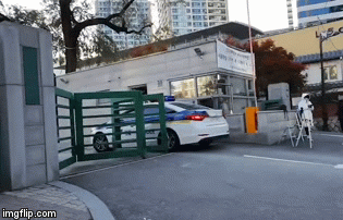 Cảnh sát Hàn Quốc đâm gẫy cả cổng trường để hộ tống thí sinh đi thi đại học muộn