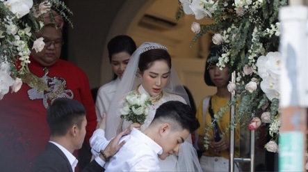 Khoảnh khắc cô dâu Bảo Thy xuất hiện chớp nhoáng trước cửa, lên xe hoa về nhà chồng