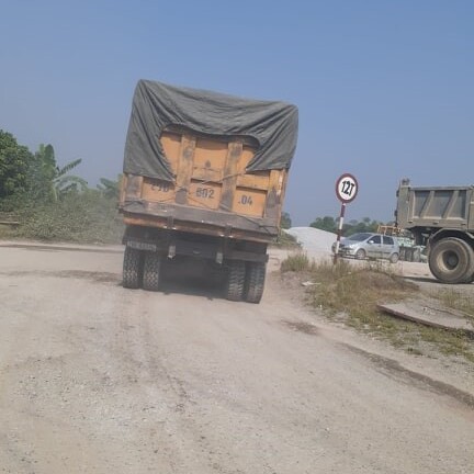 Hà Nam: Xe quá tải ngang nhiên cày nát đê hữu Sông Hồng