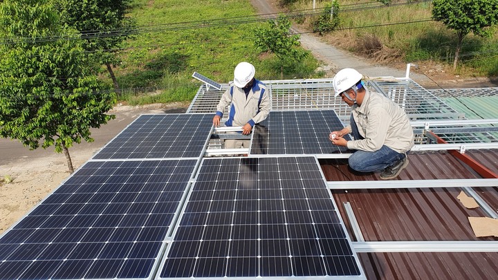 Một doanh nghiệp điện mặt trời sẽ trả tiền điện mặt trời cho khách hàng 