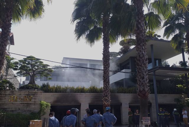 Biệt thự 3 tầng của đại gia Đà Nẵng bốc cháy, người nhà chia nhau di tản ô tô ra ngoài