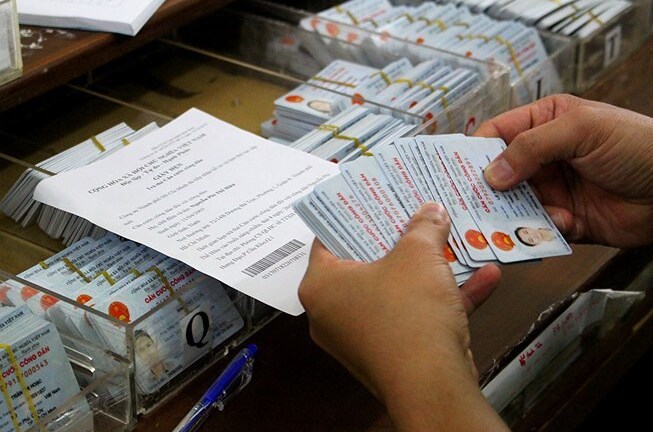 Không cắt góc CMND cũ khi chờ chuyển sang thẻ căn cước công dân