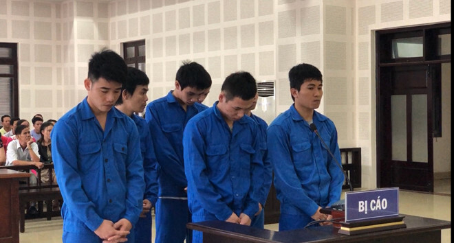 Hỗn chiến sau tiệc tiễn bạn đi bộ đội, nhóm trai làng dắt nhau “xộ khám”