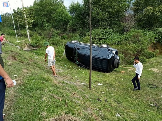 Xe con va chạm kinh hoàng với xe bồn, 2 nhân viên ngân hàng may mắn thoát chết