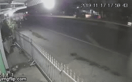 Kinh hãi cảnh xe máy đâm trúng cụ bà rồi trượt dài tóe lửa trên đường