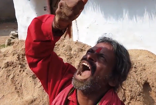 Kỳ lạ người đàn ông ăn không ngừng nghỉ hơn 7 nghìn kg đất suốt 20 năm