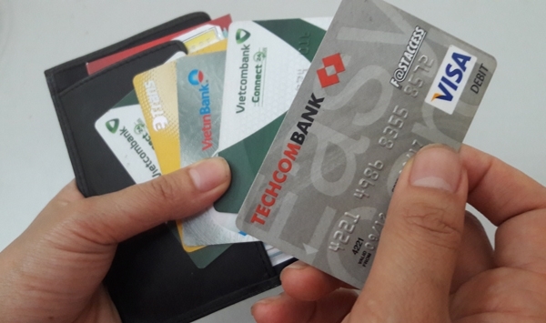 Từ ngày 31/12, mở thẻ ATM hộ người khác có thể bị phạt tới 100 triệu đồng