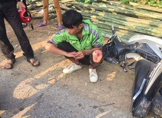 Hai thanh niên đi xe Sirius cướp giật túi xách bị người dân tóm gọn