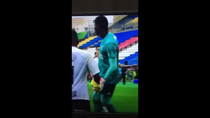 Video: Cản phá thành công penalty, thủ môn bị cầu thủ đội bạn đấm thẳng mặt