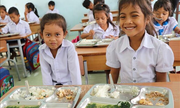 Bữa cơm nặng nghĩa tình thầy trò