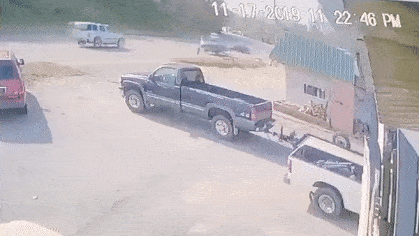 Xe cảnh sát mất lái đâm sầm vào hàng loạt xe ô tô đang đỗ trong gara