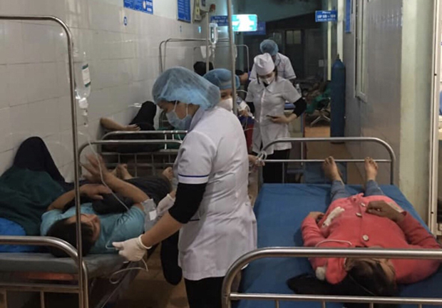 Rủ nhau đi rừng hái nấm về ăn, 11 người phải cấp cứu do ngộ độc