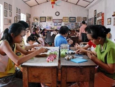 Ngưỡng mộ người phụ nữ nghèo bán đất mở trung tâm dậy nghề từ thiện