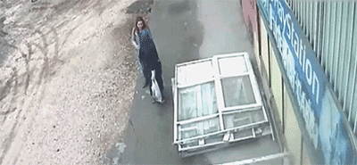 Mặt đường bất ngờ sụp đổ, 