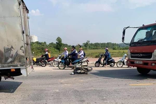 Xe máy va chạm xe khách, 2 nữ sinh lớp 10 tử vong