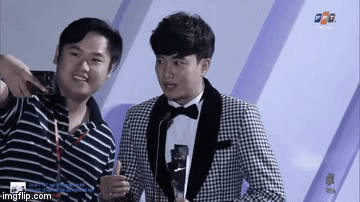 BTC AAA 2019 lên tiếng việc người đàn ông chạy lên sân khấu chụp ảnh cùng Quốc Trường