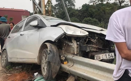 Tin tức tai nạn giao thông mới nhất hôm nay 27/11/2019: Ôtô đâm dải tôn bên đường, tài xế thoát nạn