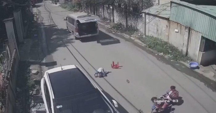 Đồng Nai: Ô tô vào cua bất cẩn, 3 học sinh trên xe bị văng xuống đường