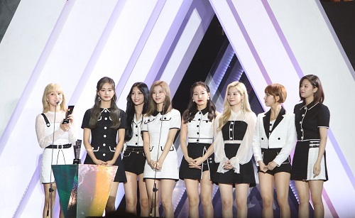 Tin tức giải trí mới nhất ngày 27/11: AAA 2019 khiến khán giả quốc tế thất vọng vì thiếu chuyên nghiệp