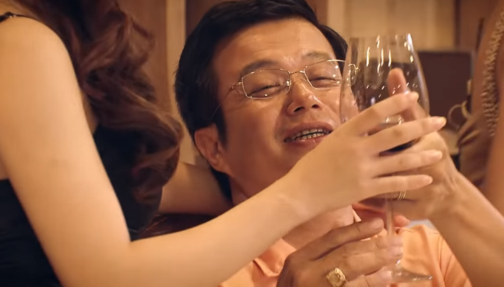 Sinh tử tập 17: Vũ chiêu đãi nhóm lợi ích bằng bữa tiệc “chân dài” thác loạn