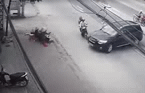 Video: Ô tô quay đầu, hất văng 2 người lên nắp capo