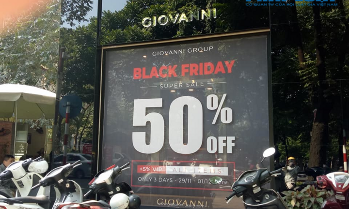 Trưng biển giảm giá “sốc” tới 70-80%, nhiều cửa hàng vẫn vắng như Chùa Bà Đanh trong ngày Black Friday