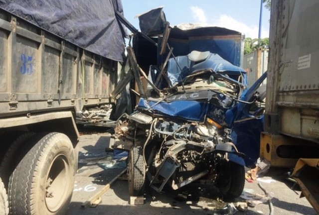 Tin tức tai nạn giao thông mới nhất hôm nay 30/11/2019: Tai nạn liên hoàn trên Xa lộ Hà Nội