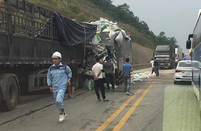 Tin tức tai nạn giao thông mới nhất hôm nay 1/12/2019: Xe tải đâm xe đầu kéo, 5 người thương vong